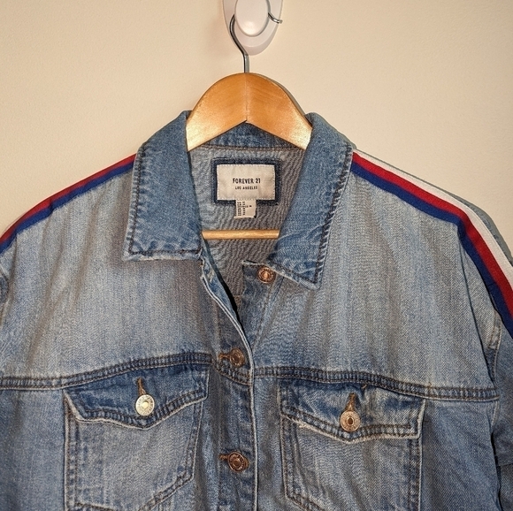 FOREVER 21 Light Wash Cropped Bohemian Raw Edges Jean Jacket Size Medium - Picture 6 of 12